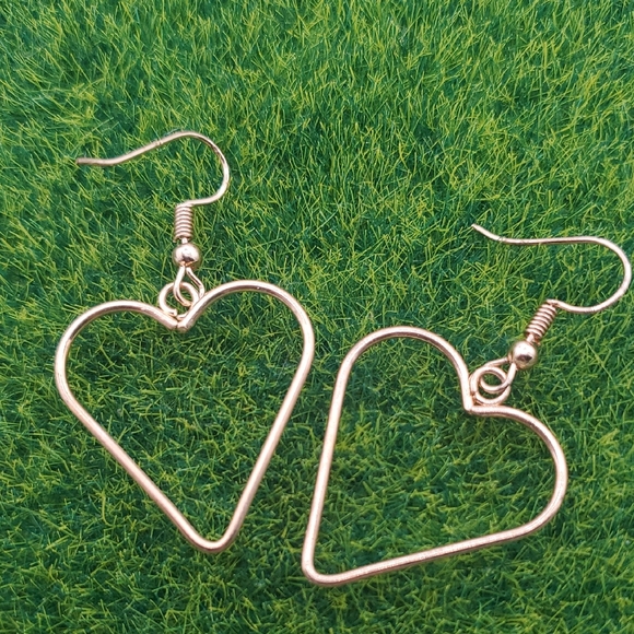 Estate Jewelry - Elegant Gold Tone‎ Openwork Heart Earrings E913